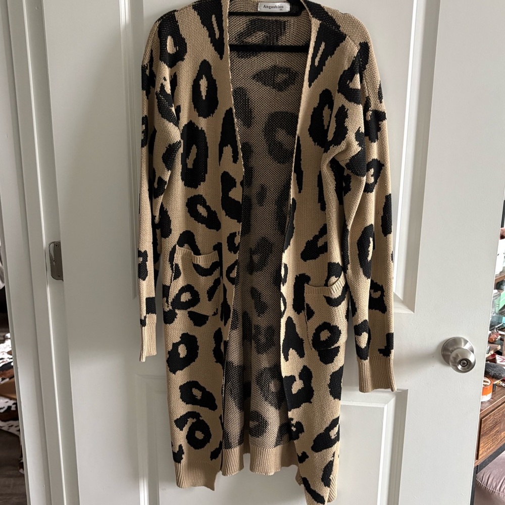 Elegant Leopard Print Cardigan